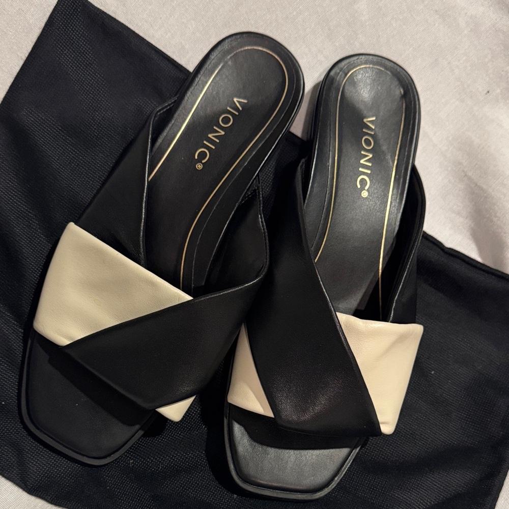 Vionic Women's Black and Cream Cross-Strap Sandals